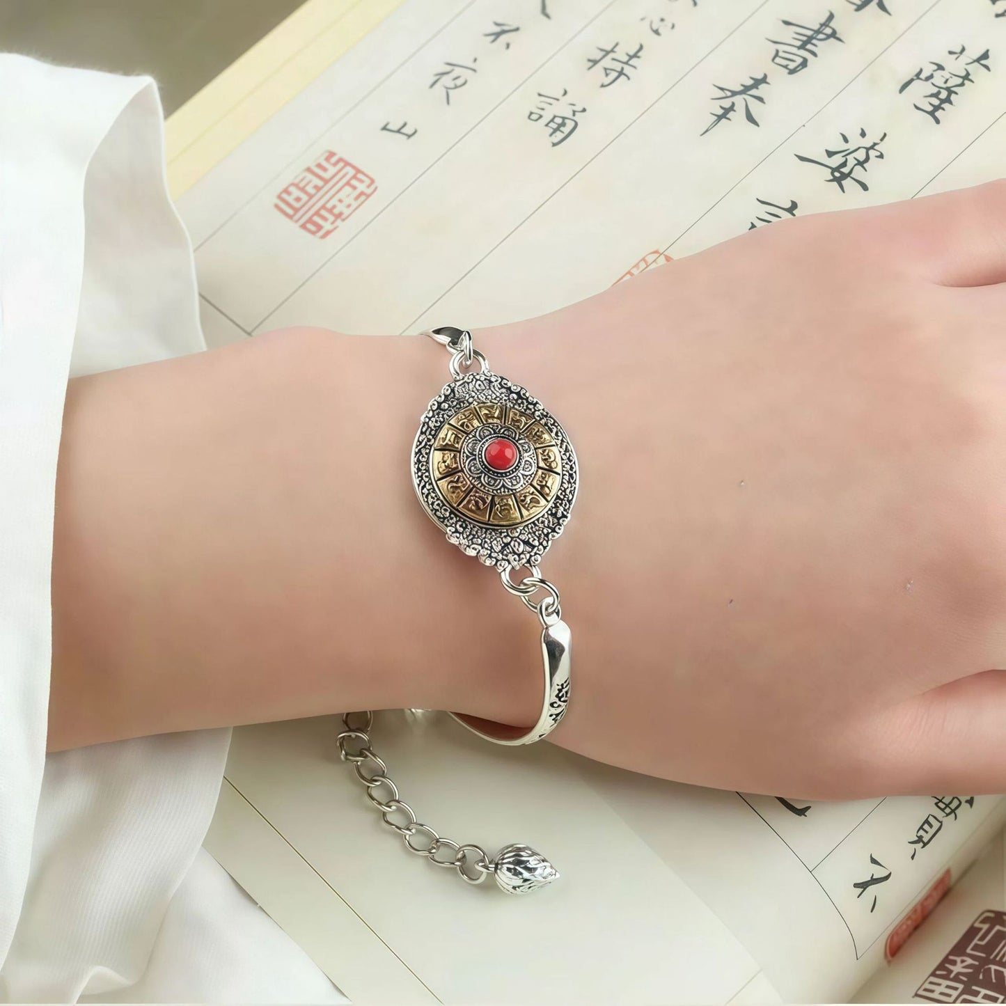 🔥【Compra 1 y llévate 1 gratis】Pulsera de loto giratoria con mantra de seis caracteres de la suerte 2026