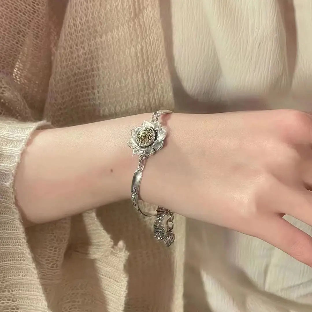 🔥【Compra 1 y llévate 1 gratis】Pulsera de loto giratoria con mantra de seis caracteres de la suerte 2026